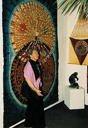 Edith M&uuml;ller-Ortloff vor Kn&uuml;pfteppich "Polarit&auml;t"